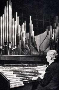 Photo d'André Marchal à l'orgue