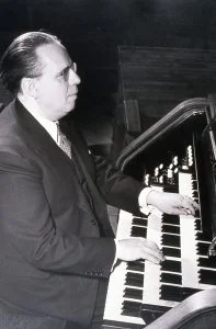 Photo de Paul Doyon à l'orgue