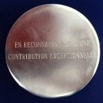 Texte au verso de la médaille "En reconnaissance d'une contribution exceptionnelle"